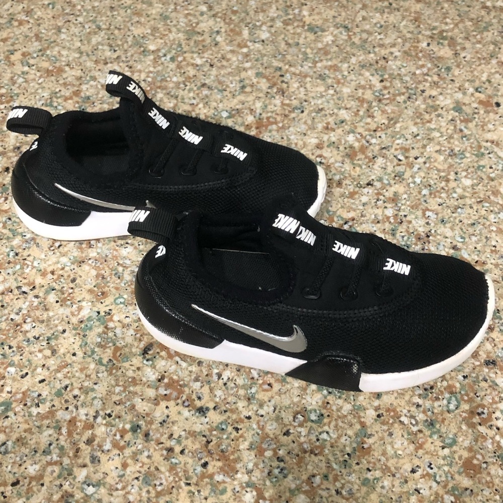 Black & White Toddler Boy Nike’s- 9T *VERY CLEAN*